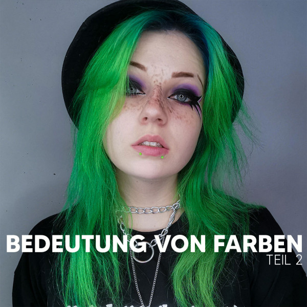 Alternative Girl mit grünen Haaren und Goth Makeup